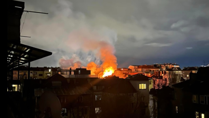 Рухна покрив на сграда: Първи СНИМКИ от среднощния ужас в центъра на София 