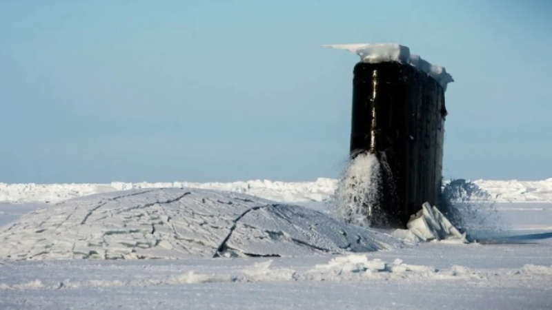 Американска ударна подводница проби арктическия лед СНИМКИ