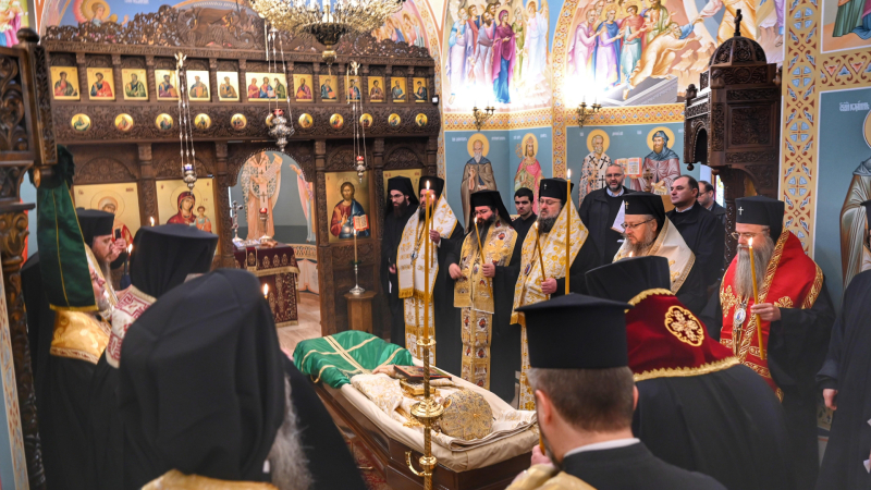 Тленните останки на патриарх Неофит вече са в храм „Света Марина“, започна бдението СНИМКИ