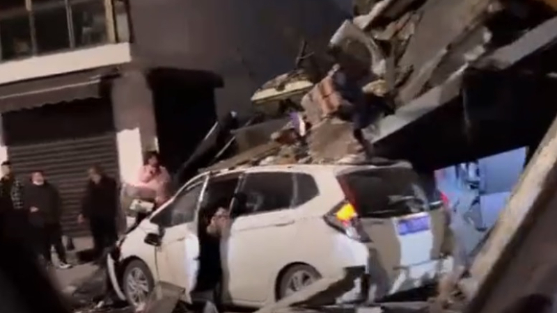 Истински погром: Автомобил се вряза и унищожи жилищна сграда ВИДЕО