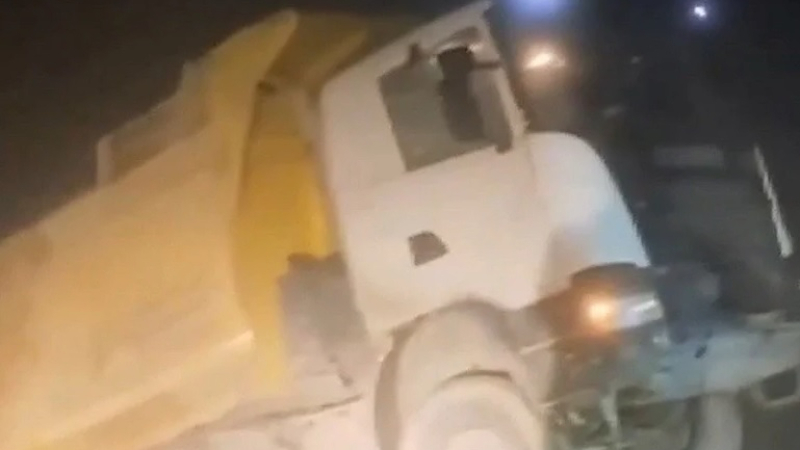 Зрелищни ВИДЕА: Драматичен инцидент с тежък камион, вижте как реагира шофьорът