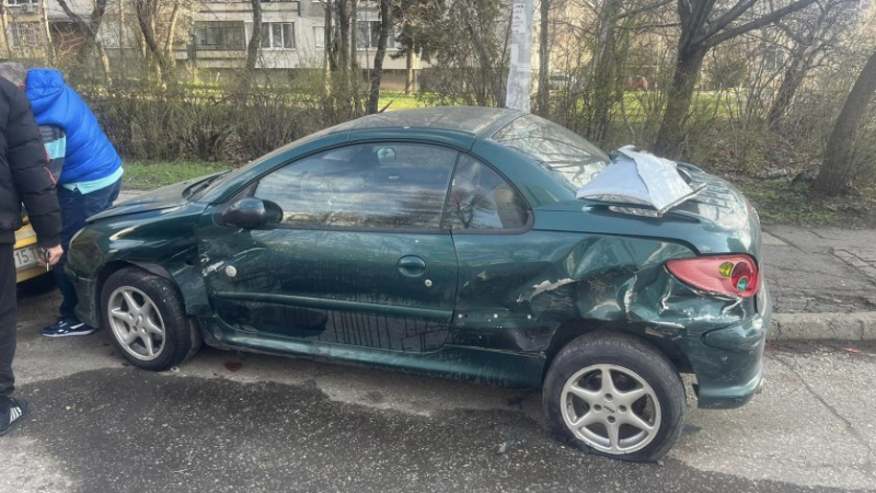 Търсят свидетели: Неизвестен помля паркирана кола в София, щетите са сериозни! СНИМКИ