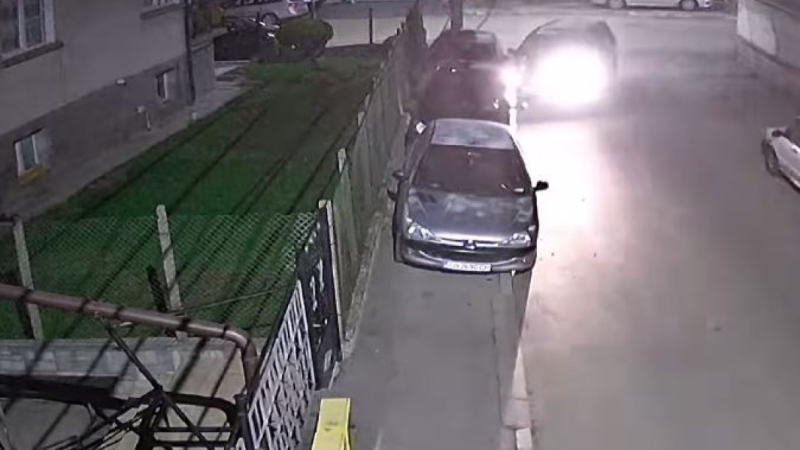 Грозна постъпка: Шофьор удари паркирана кола в Самоков, а след това...