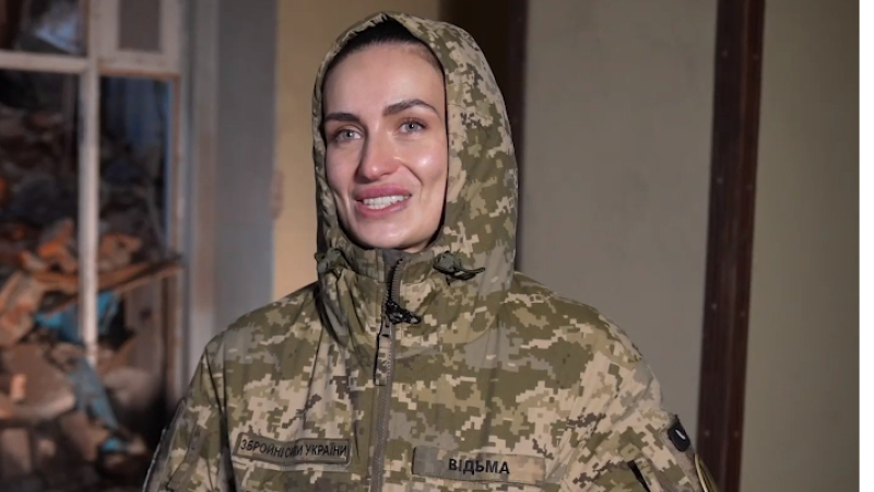 Красивата „вещица” на украинската армия: Олха, която запалва небето ВИДЕО