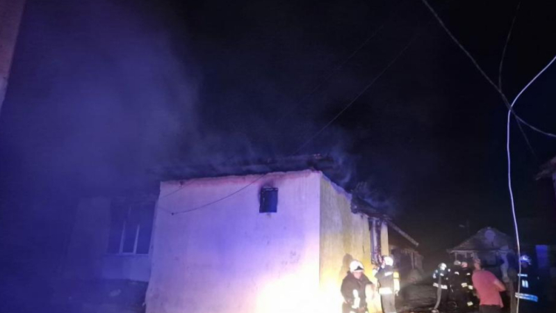 Огнен ад в Смолян 2 къщи изгоряха, седем души... СНИМКИ
