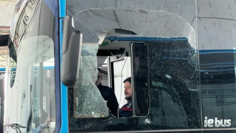 Пълен с пътници автобус беше нападнат в Бургас СНИМКИ