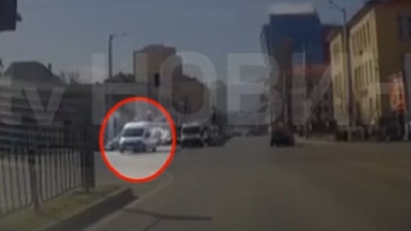 Зловещо ВИДЕО запечата катастрофата с линейка, останала по таван в София