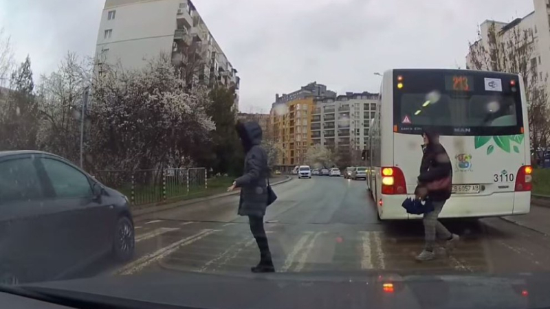Инфарктна ситуация с автобус, кола и пешеходци в София, всички се хванаха за сърцето ВИДЕО