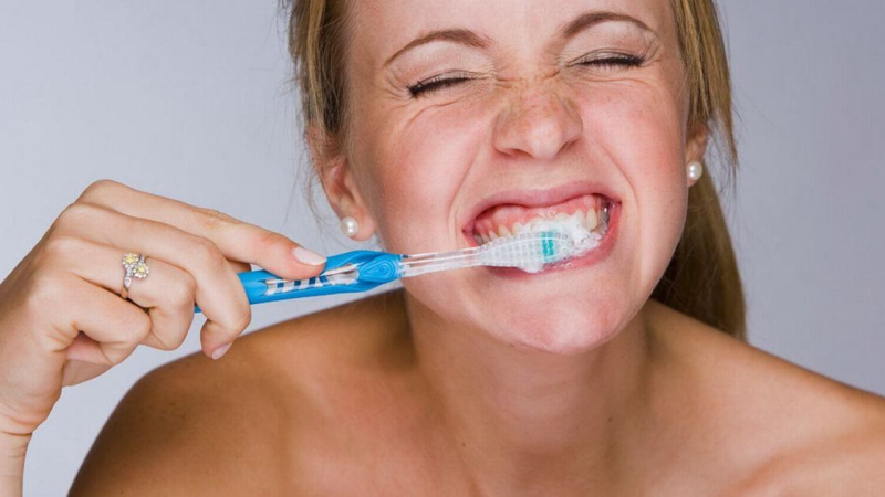 Зъболекари с 3 неочаквани съвета за супер бели и здрави зъби