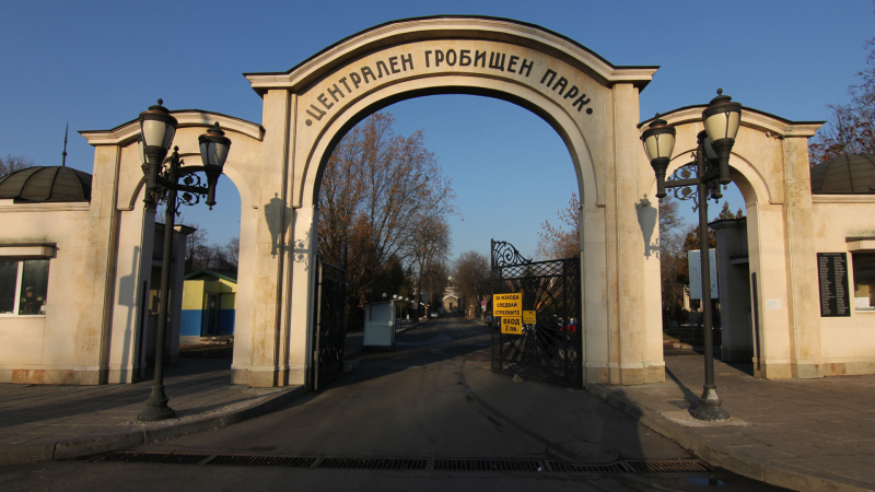 Няма нищо свято: Брутална търговия с мъртъвци в "Гробищни паркове" в София 