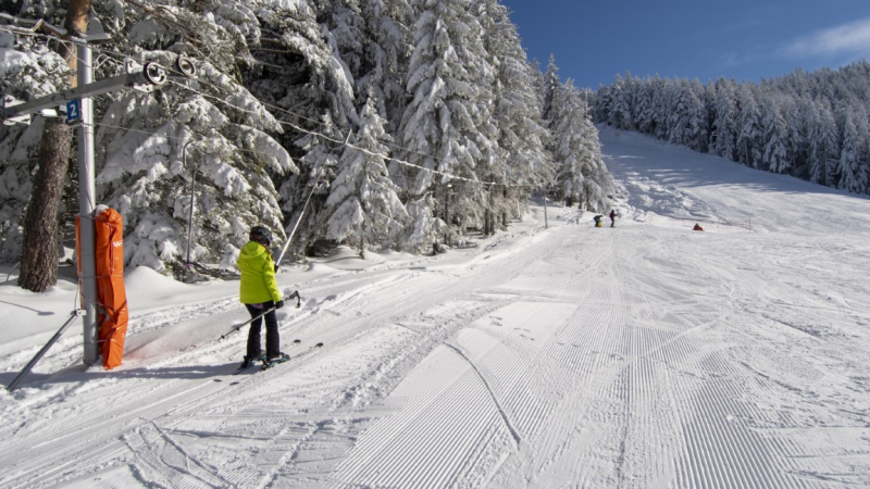 С намалени цени и отлично обработени ски писти курортът Мальовица привлича любителите на зимните спортове през месец март
