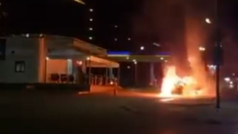 Среднощен ужас: Пожар избуха край бензиностанция в София СНИМКИ