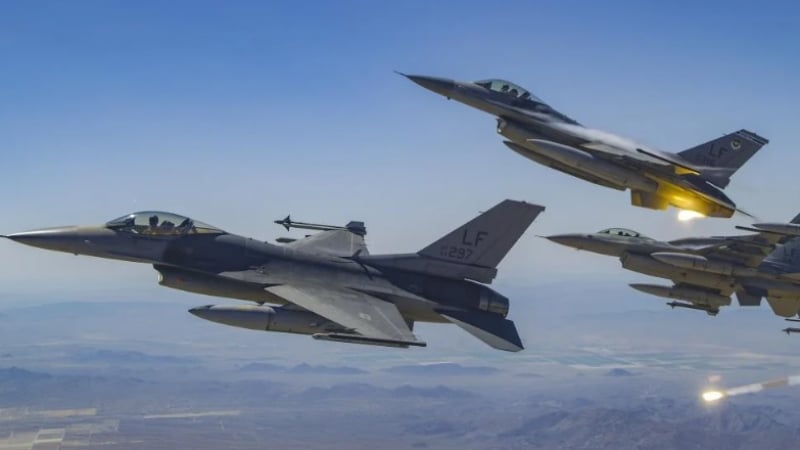 US пилот сравни F-16, очаквани от украинците, със съветските изтребители МиГ
