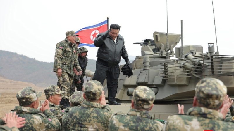 Ким Чен Ун привежда танковете в бойна готовност