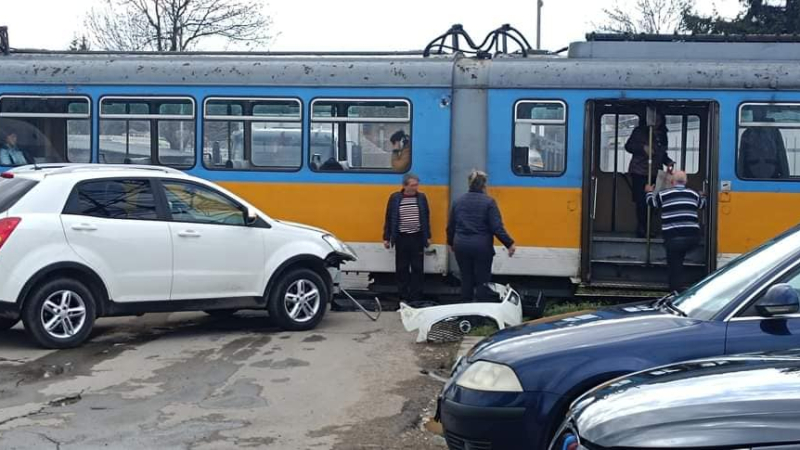 Баровец с бял джип спря движението на трамваи в София, защото... СНИМКИ