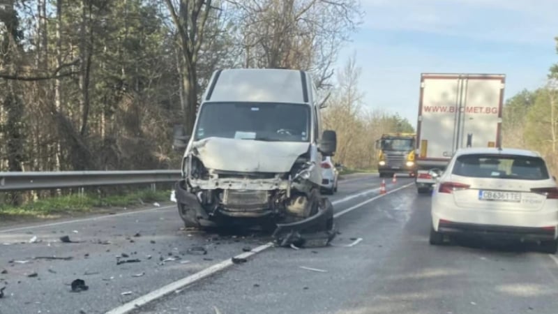 Зверски удар край Търново, единият шофьор е по спешност в болница