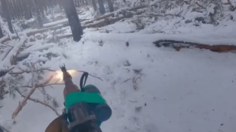 ВИДЕО 18+: Украински войник трепе руснаци в гората като във видеоигра