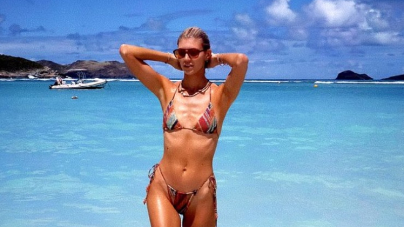 Горещо: Бивш "ангел" на Victoria's Secret се показа по бански от плажа СНИМКИ 18+