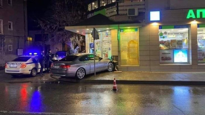 Кърджалиец влетя с колата си в аптека в Пловдив СНИМКА