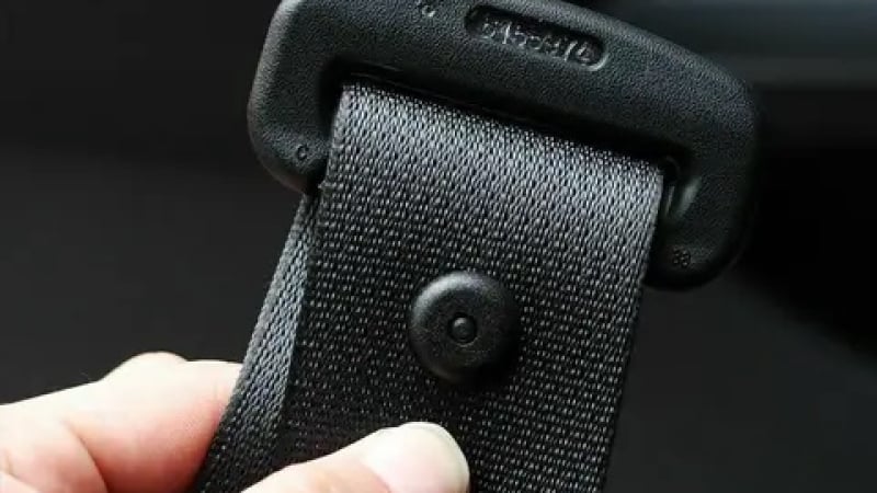 Блогър изуми шофьорите с тайна функция на копче на колана за безопасност ВИДЕО
