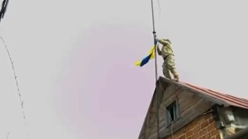 Лондон съобщи за малък напредък на руските войски, а в същото време украинците развяха знамена до границата ВИДЕО