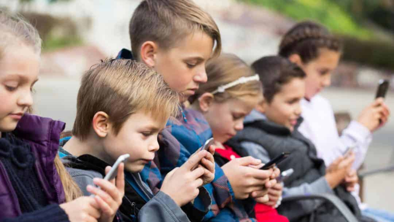 Немислимото се случи: Забраниха на децата да припарват до социалните мрежи