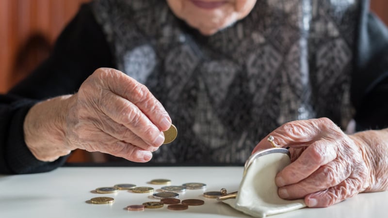 Голяма новина за тези пенсионери, парите им се вдигат след броени дни