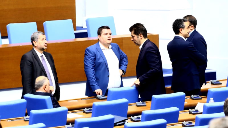 Жесток спор между депутатки прекъсна пленарното заседание