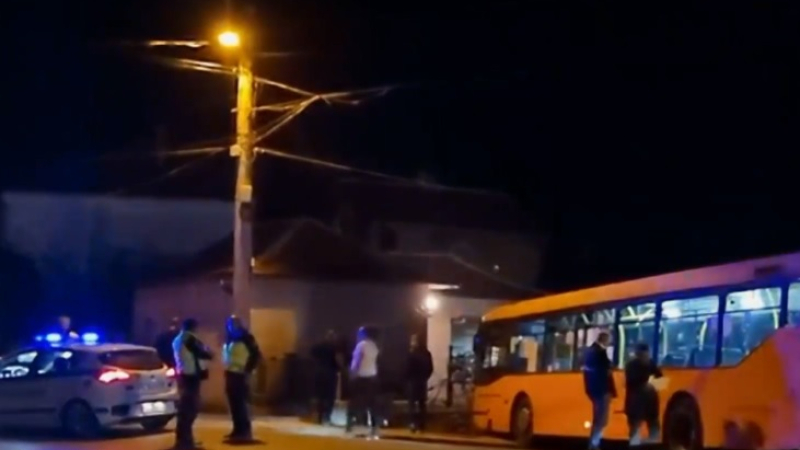 Инцидент по тъмно: Автобус на градския транспорт в се вряза в сграда в Нови Искър ВИДЕО