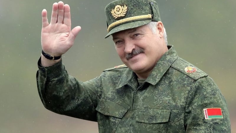 Беларус се стяга за война? Лукашенко събира армия чрез СМС-и