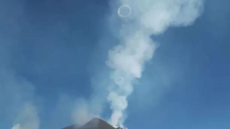 Рядко явление над Етна, всички притаиха дъх ВИДЕО 