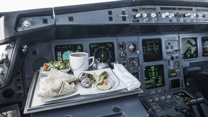 Наш въздушен ас разкри защо пилотите не ядат една и съща храна по време на полет