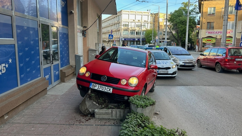 С бясна скорост: Кола се заби пред офиса на ГЕРБ, полицията отцепи района