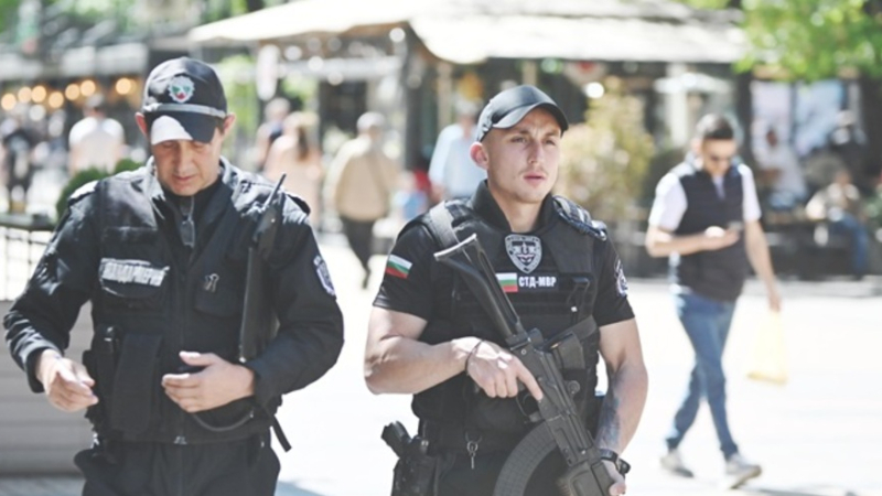 Полицаи с автомати окупираха Витошка СНИМКИ