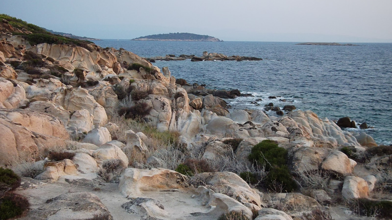 Зловещо: Трупове на деца са открити на скалист бряг в Гърция