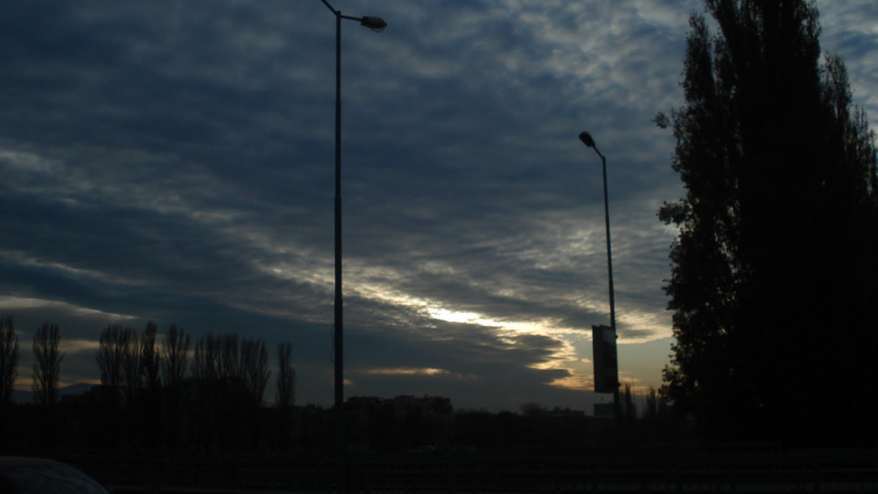 Уникална гледка в небето над София, всички притаиха дъх СНИМКА