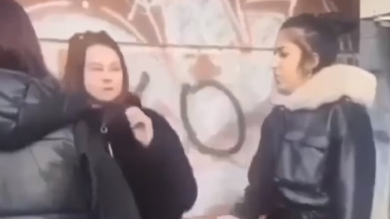 Брутално: Момичета бият своя връстничка в Добрич, а тя им се моли... ВИДЕО 18+