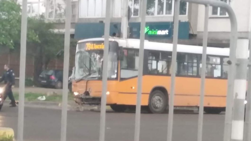 Зверско меле в София с автобус и... СНИМКИ