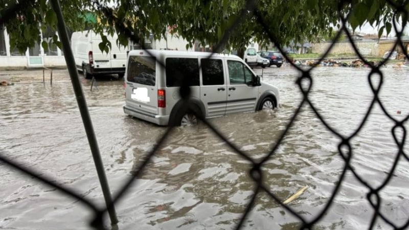 Във Варна стана страшно! Улици са под вода, коли пропаднаха ВИДЕО