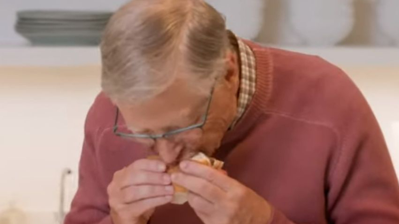 Бил Гейтс захапа сандвич и отсече: Скоро ще ви храня с вкусни химически масла ВИДЕО