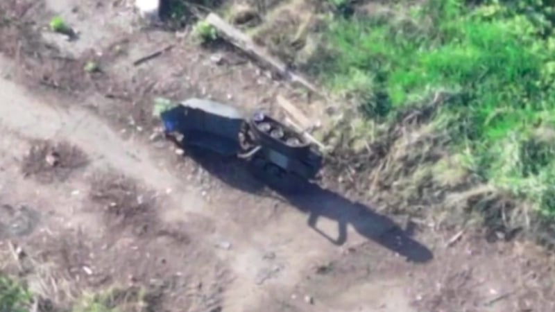 Украински дрон унищожи руски наземен робот ВИДЕО