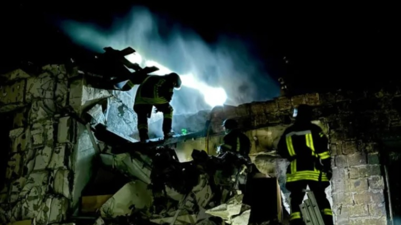 Атака с дронове срещу Одеса тази нощ, има поразени сгради и пожари СНИМКИ