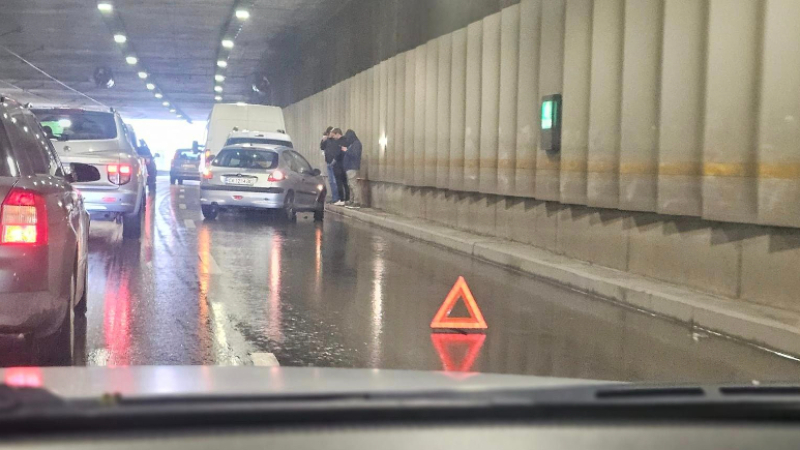 Верижно меле в тунела за "Люлин", стотици са блокирани СНИМКА 