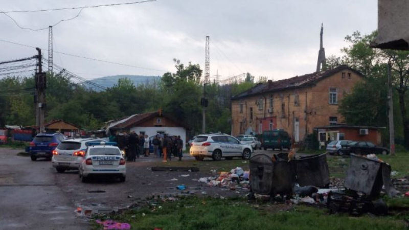 Масирана акция в ромските махали в Перник, има арестувани! СНИМКИ