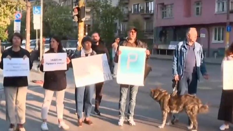 Жива верига блокира Патриарха в София в протест срещу решение на ПП-ДБ-СС
