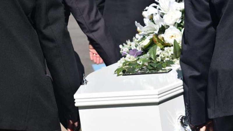 Мъж погреба жена си, скърбя за нея две години и след това я видя по телевизията