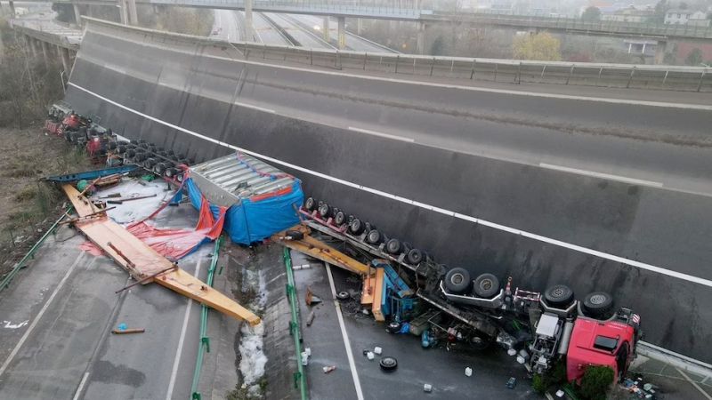 В Китай е страшно, коли пропаднаха от магистрала, жертвите са...