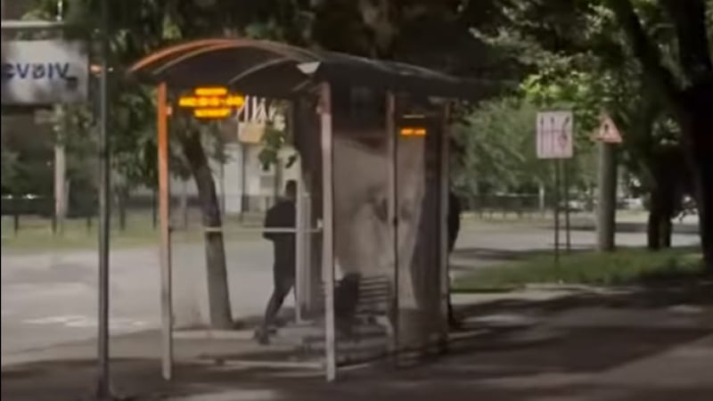 Гнусотия на улица в Пловдив: Мъж си пипа п*шката и гледа дечица, последва...
