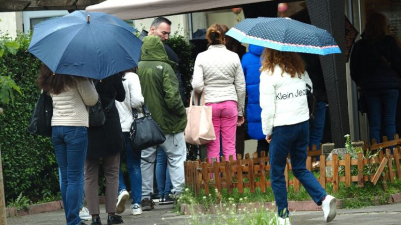 Опашки като от соца се извиха в София на Разпети петък, причината СНИМКИ 