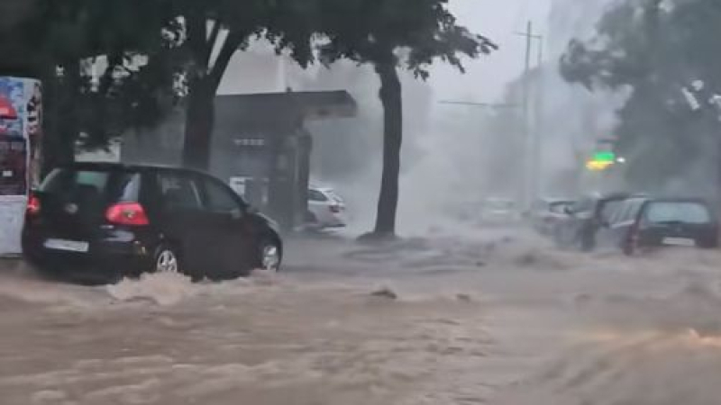 Библейско бедствие удари Плевен: Градът е под вода! Апокалиптични КАДРИ